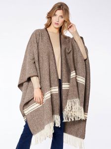 Poncho con flecos estilo setentero